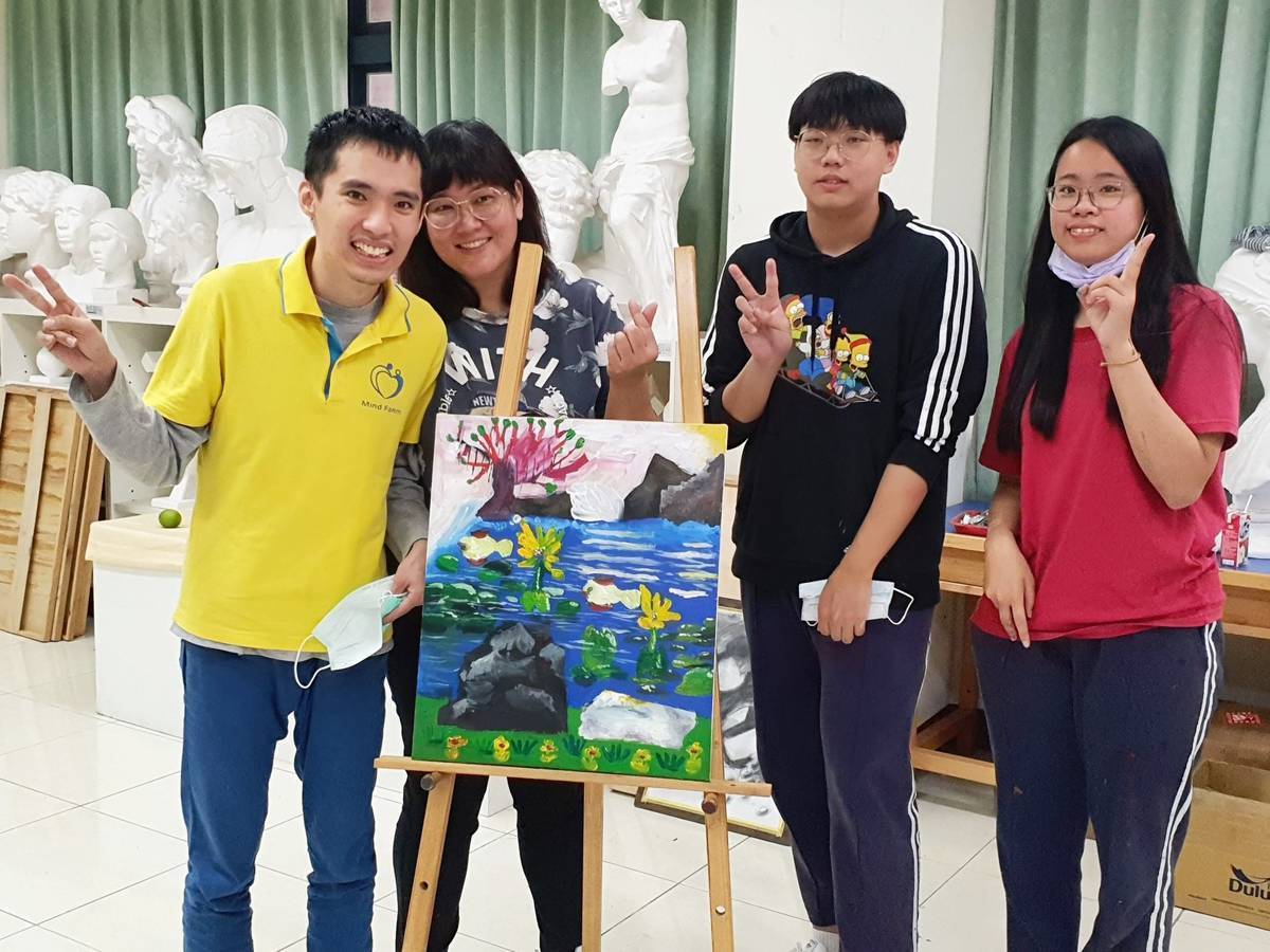臺東女中美術班學生與牧心智能發展中心憨兒共同創作，互動中實踐同理心。