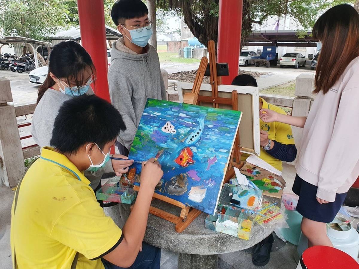 臺東女中美術班學生與牧心智能發展中心憨兒在校園寫生共同創作。