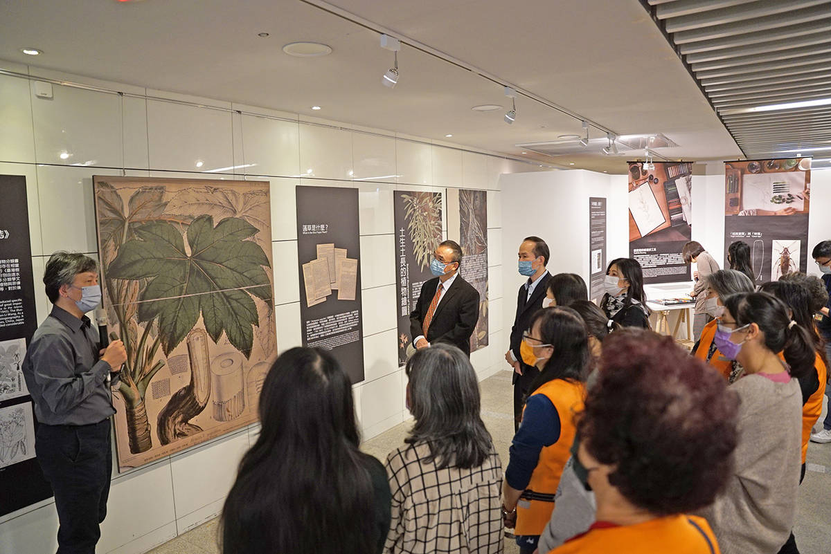 策展人胡哲明博士為來賓導覽解說繪自然博物畫裡的臺灣特展