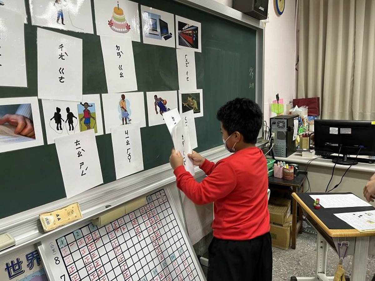 「找朋友」讓學生看黑板上的圖片，找到相對應的物品名稱注音卡貼在圖片旁。