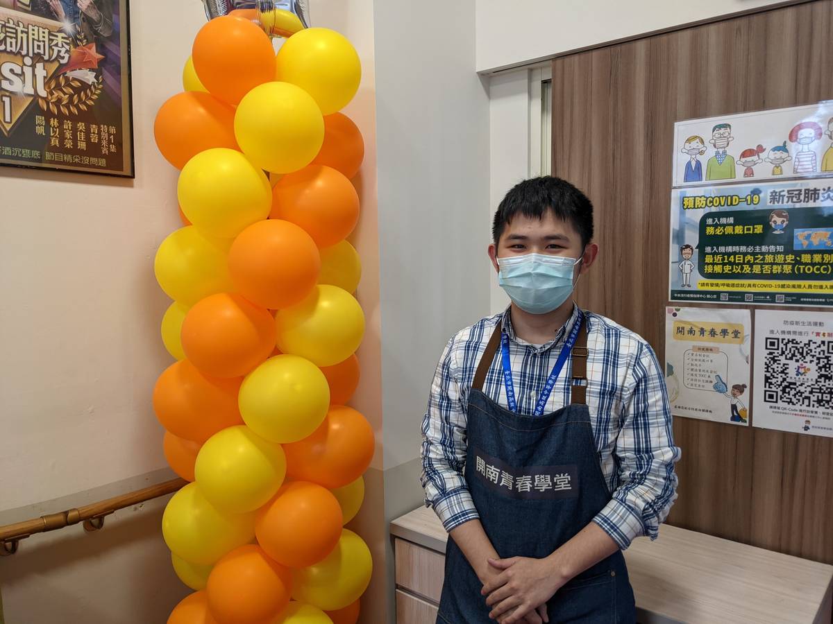 開南高中照顧服務科第一屆公費生陳俊蒝一畢業就在母校工作