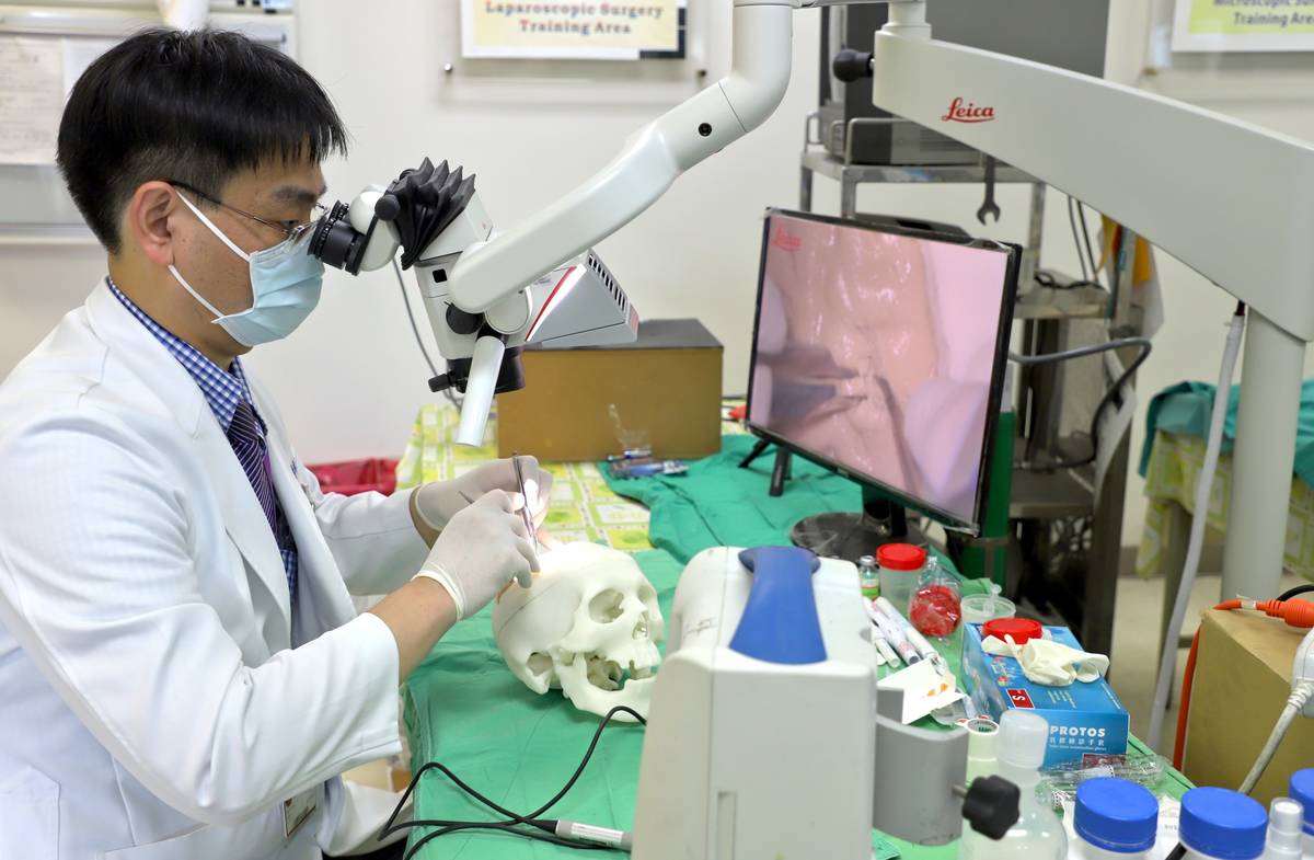 三軍總醫院腦神經外科的劉偉修醫師，示範利用專業醫療模擬器，讓醫師在術前實際演練，除了提升醫師的手術技術與自信心外，也能造福病人。(臺科大提供)