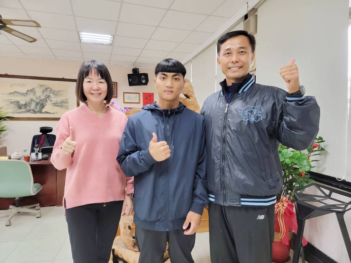 臺東高中黃彥章(中)參加110全國競技體操錦標賽，奪下4金2銀1銅佳績。與校長蔡美瑤(左)、體育組長陳司衛(右)合影。