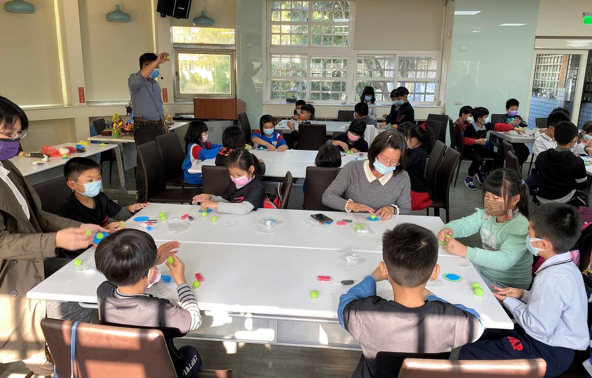 巫家捏麵館館長巫俊德今天到培英國小進行捏麵人體驗教學