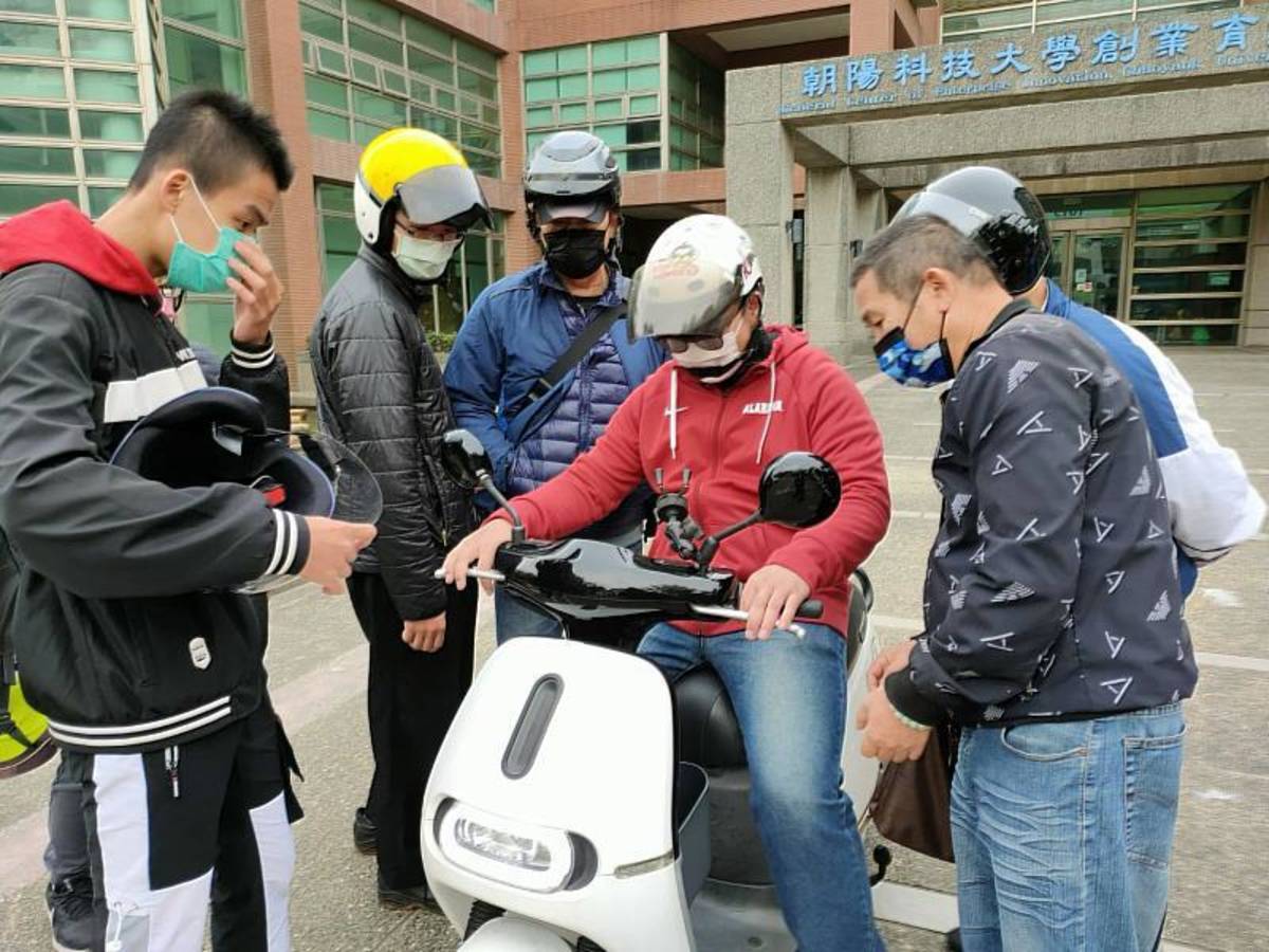 學員透過課程更加了解電動自行車（圖片來源：朝陽科大）