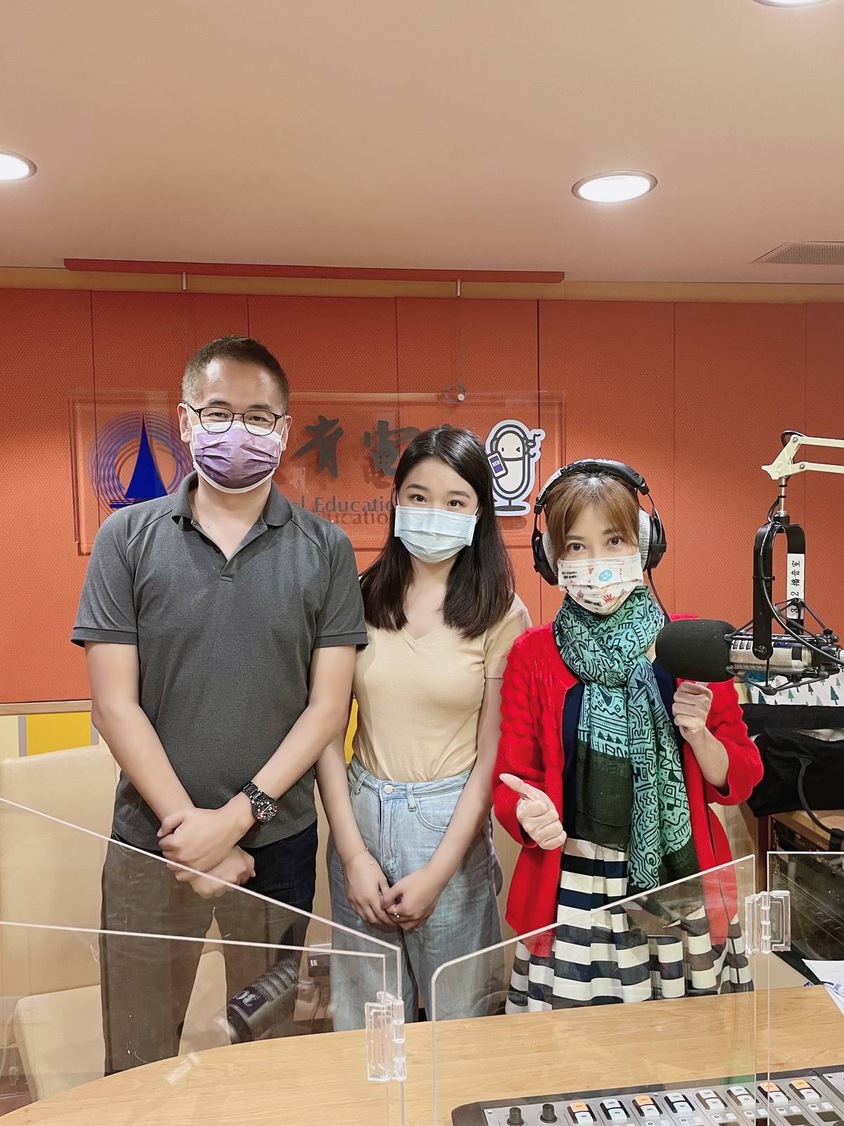 端端主持人與劉紳潔（中）、陳威稜教授
