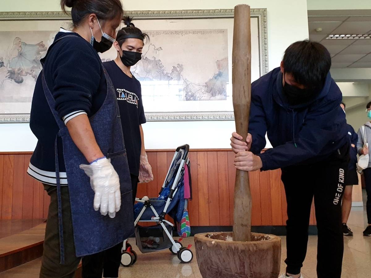 學生體驗傳統搗麻糬