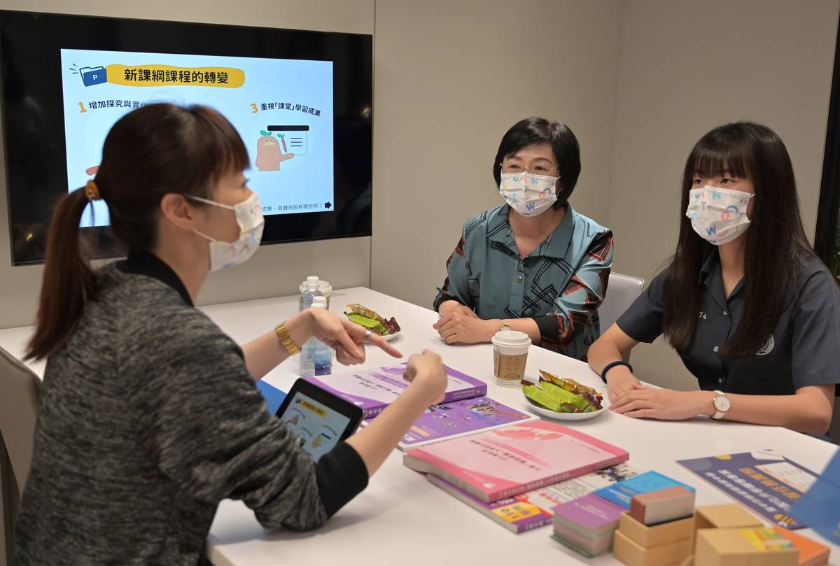 輔導老師以學生的性向測驗、成績和興趣來分析學生適合的走向(圖片來源：華盛頓中學提供)
