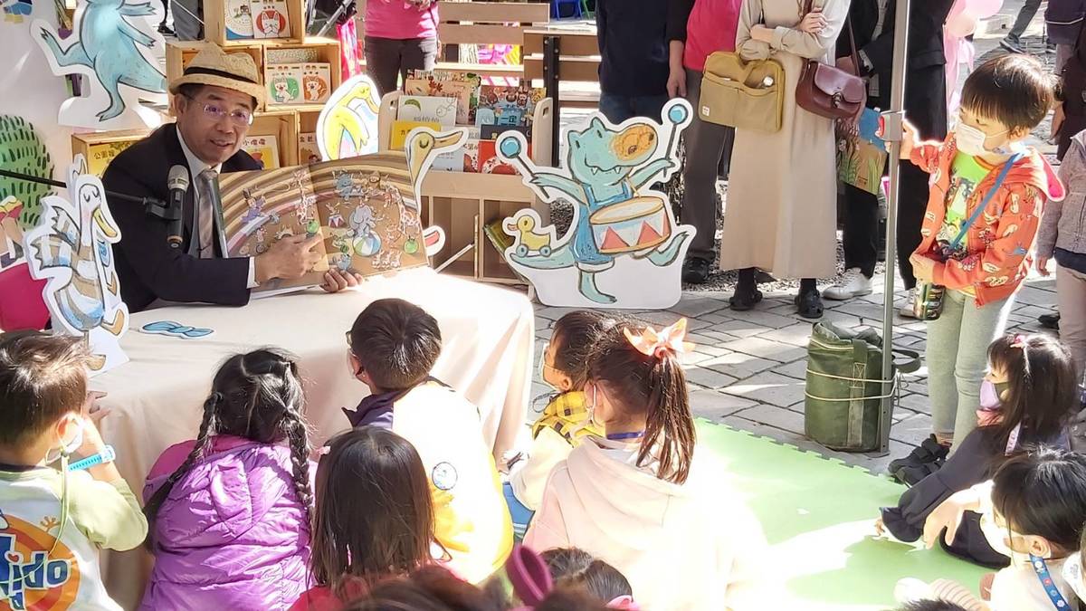 教育部部長潘文忠化身故事阿公，為小朋友說故事。