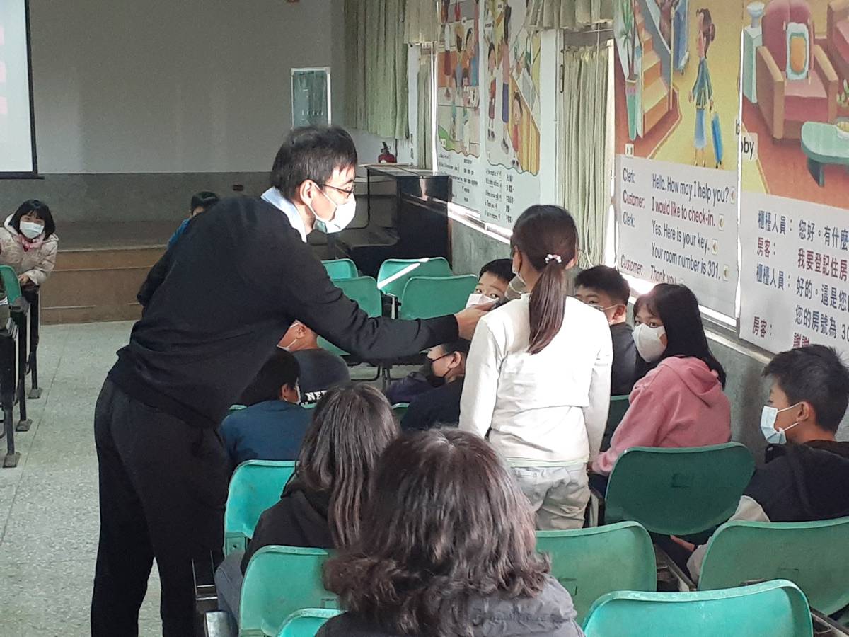 視力保健-109優等學校-雲林縣水林鄉宏仁國民小學-視力保健宣導

雲林縣水林鄉宏仁國民小學在「109學年度視力保健績優學校遴選」當中榮獲全國優等。
宏仁的校地廣闊，提供小朋友們充足的活動空間，開設國術社、扯鈴社等多項運動性社團，豐富孩子們的下課時間。學校推行「跑走計畫」多年，同學會利用空閒時間到操場跑步領取點數兌換獎品。
學校也規劃多次戶外教學和假期營隊，帶學生親近大自然。此外，老師們配合落實下課教室淨空，也鼓勵同學在「大下課」的時間走出教室運動，強身健體。護理師也會邀請衛生所醫師到學校宣導
視力保健的重要性，加強同學們的護眼知識。師長們將宏仁的良好環境結合多元戶外活動，讓孩子們在不經意間養成愛運動的好習慣，健康快樂成長。

採訪：雲林縣水林鄉宏仁國民小學 黃欽瑞校長、
             林信東教導主任、黃瑞香護理師、
             六年甲班蔡尚臻、五年甲班黃秀靜、黃威誠同學

