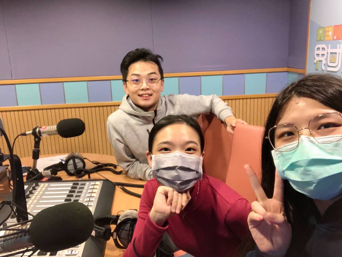 由左至右依序為：來賓 Leo、主持人 以竹 及來賓 Chiara