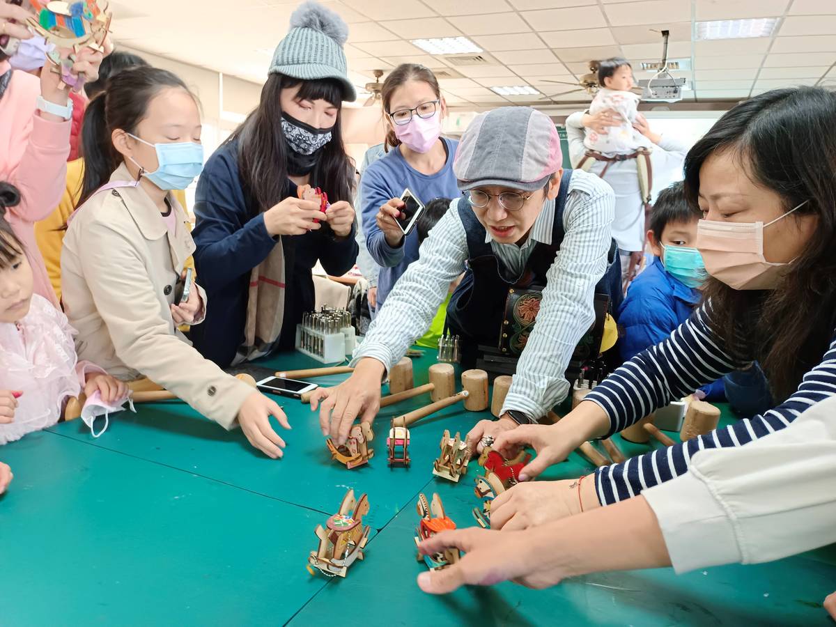 鶯歌工商設計立體搖搖馬皮革吊飾，希望讓孩子保有童心，發揮無限大的創意