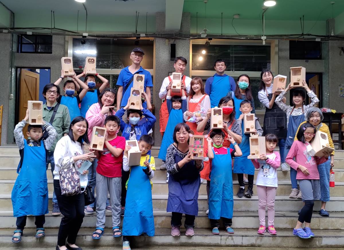 中正國中設計總是帶給孩子們驚喜的「歡樂扭蛋機」，透過親子共創的扭蛋機，每一顆扭蛋，都是孩子的期待與歡樂
