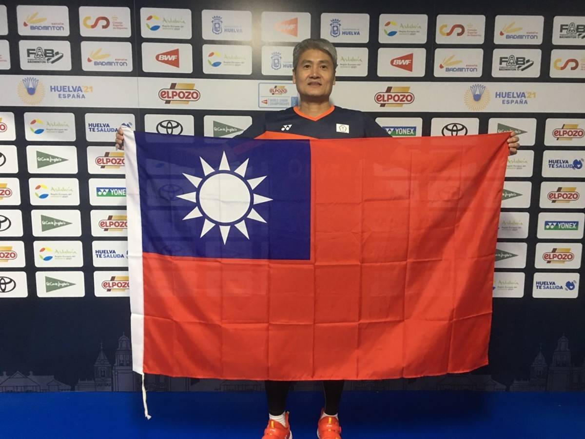 臺東大學心動系主任周財勝參加2021世界壯年羽球錦標賽，勇奪55歲男子單打亞軍，為國爭光。