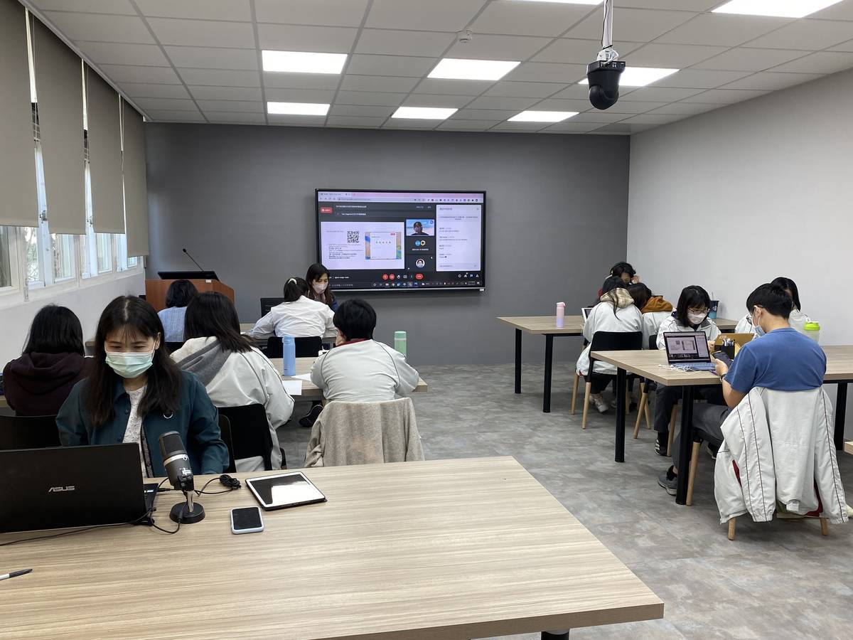 兩校學生透過遠端視訊分享在地文化