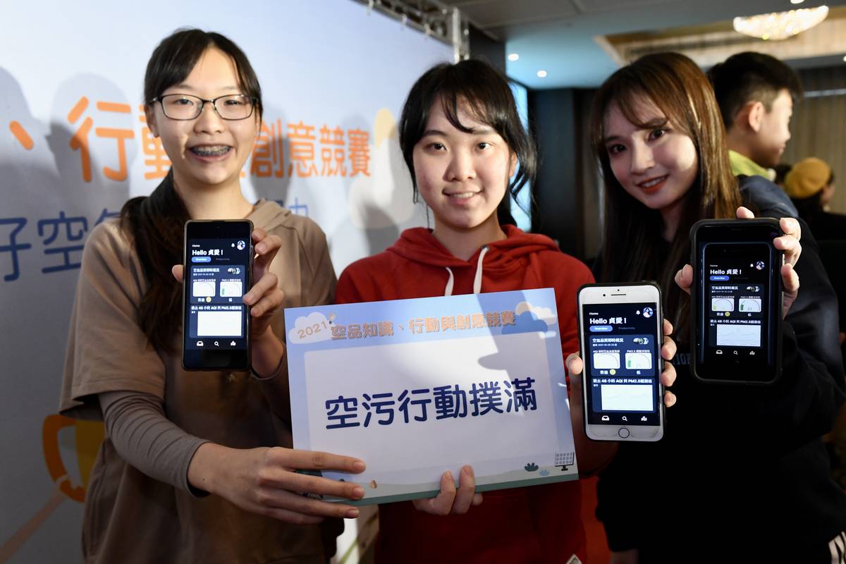 獲得大專組特優的國立陽明交通大學醫學系學生林映岑(左起)、郝貞愛與施佑儒。
