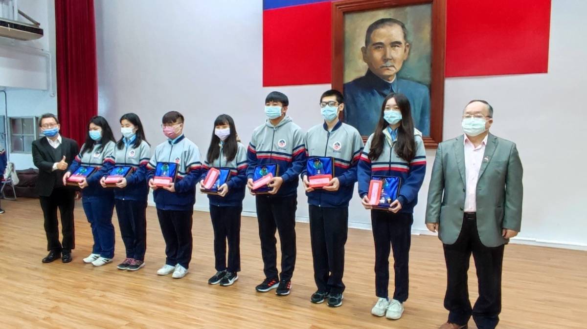 學校頒發獎勵金給獲獎同學左為校長洪重賢，右為校友會創會會長連暢穫。