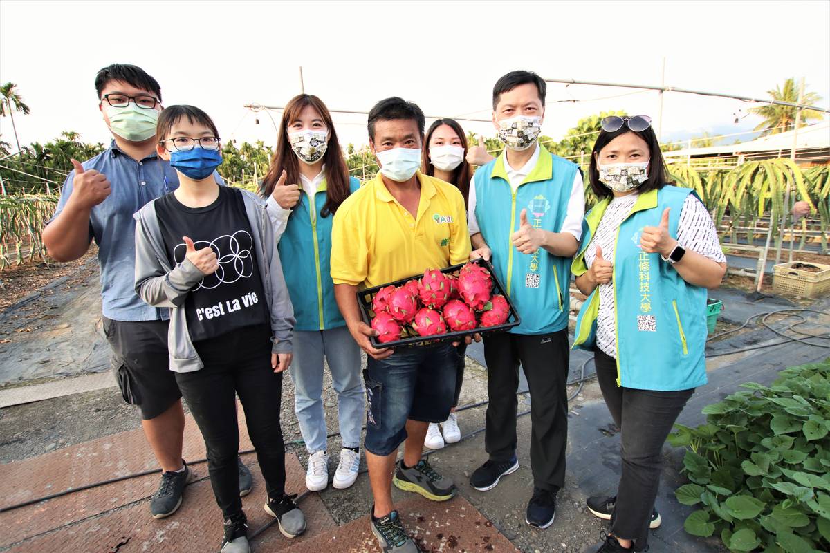 師生與種植火龍果小農合影