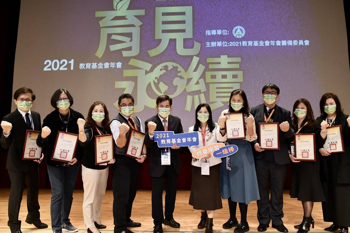 教育部潘文忠部長蒞臨現場頒發感謝狀及勉勵