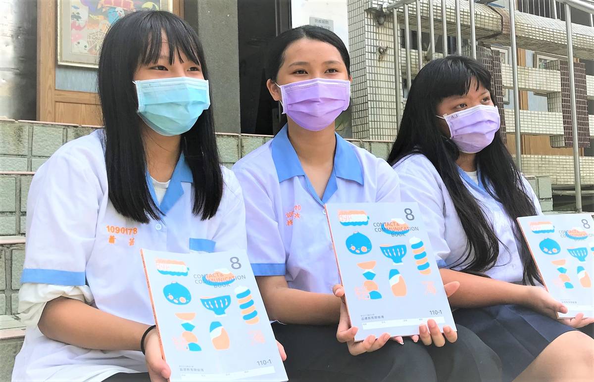 品德聯絡簿工作小組邀集專業設計師與插畫家參與，提供學生多元創意揮灑空間，注入嶄新設計風格