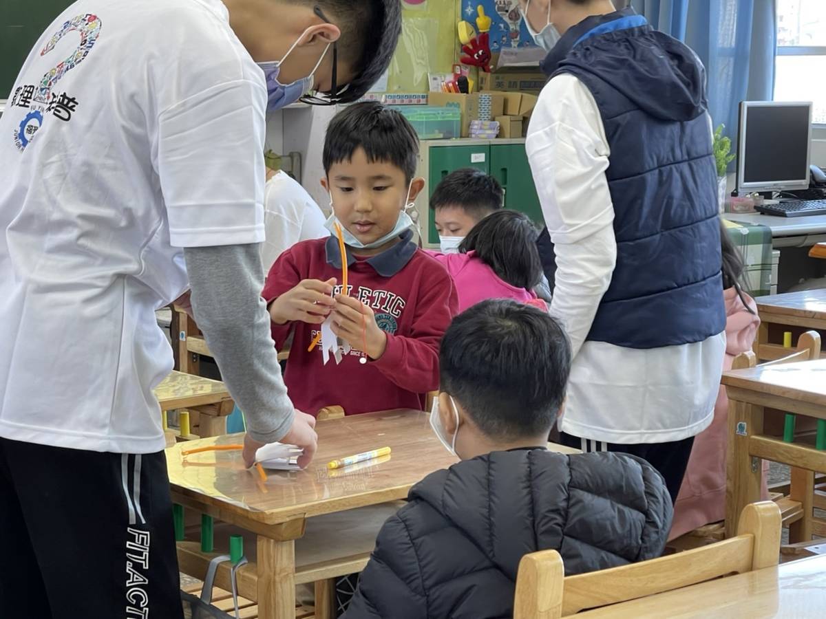 由福營國中哥哥姊姊們扮演小老師，引領小學生如何將科學融入生活