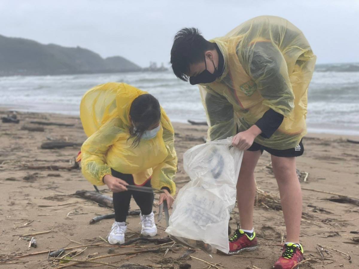 螢橋國中扶少團無畏風雨進行淨灘