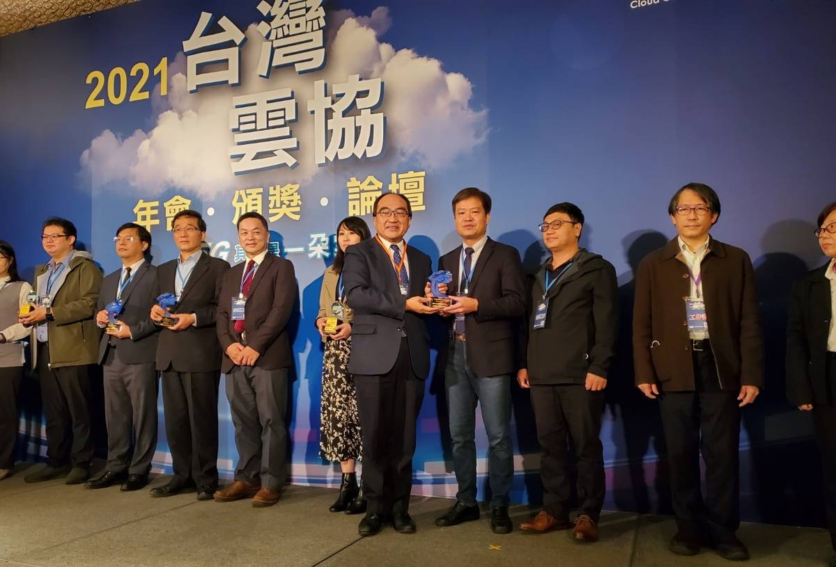 臺東縣府參加「2021雲端物聯網創新獎」獲得「優良應用獎」，由縣府國際發展及計畫處長曹劍秋(右4)北上領獎。