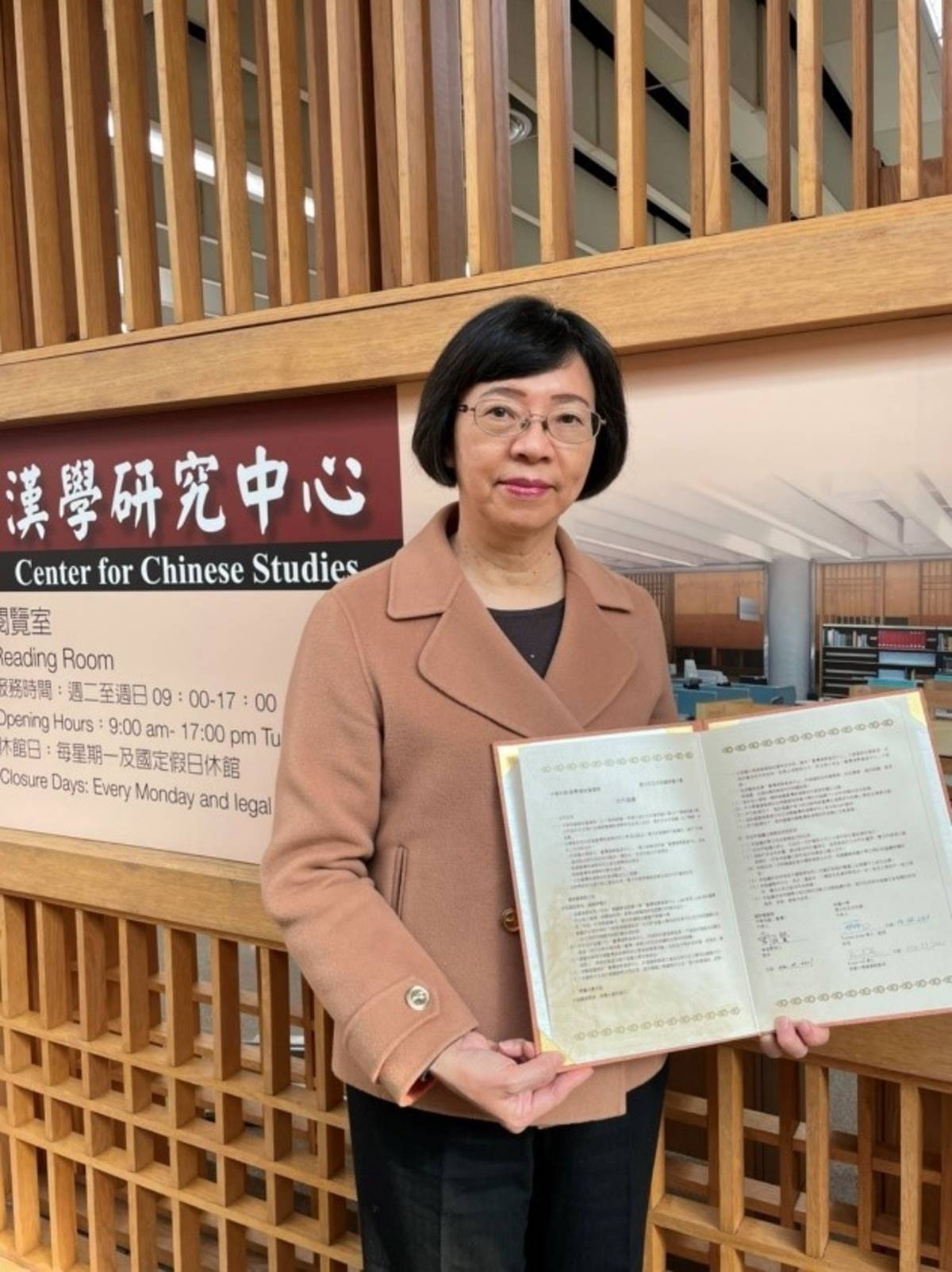 國家圖書館曾淑賢館長於館內之漢學研究中心手持合作協議約本