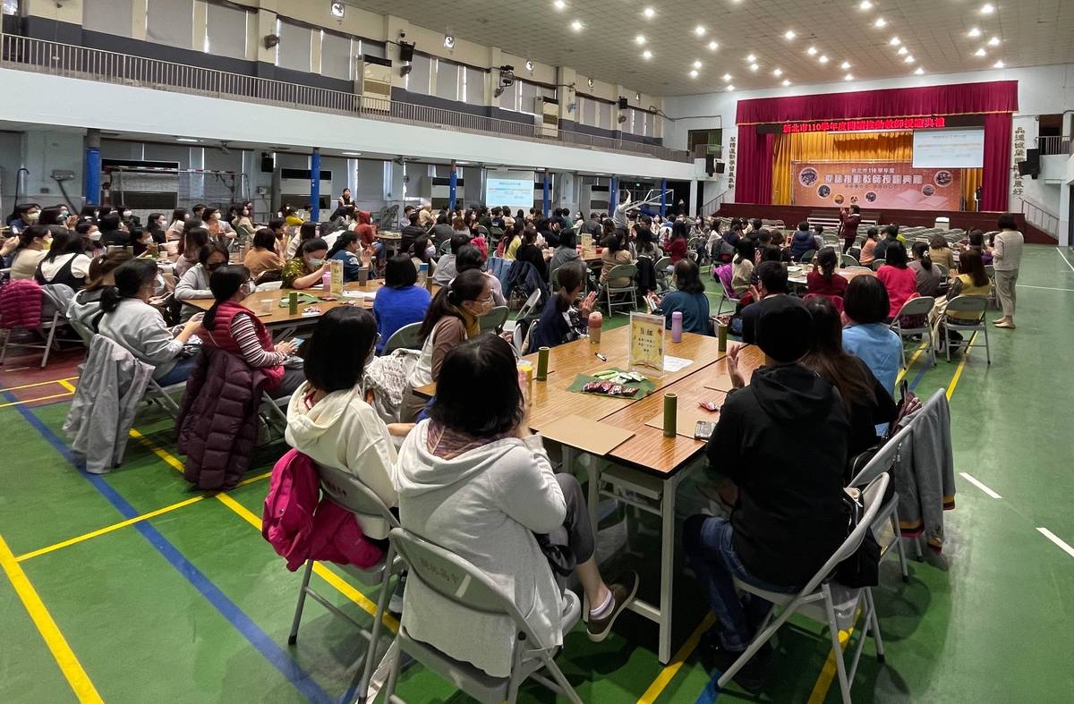 新北市閱讀教育核心工作小組總召新泰國中校長陳玉芬(右站立者)對全巿閱推老師進行閱讀推動分享
