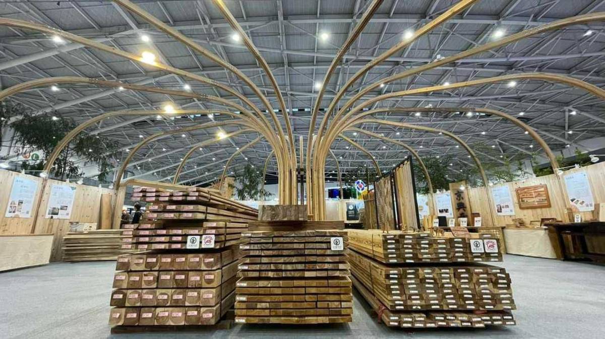 2021台北國際建材展即日起到12月12日在南港展覽館登場，林務局打造國產材台灣館。(林務局提供)