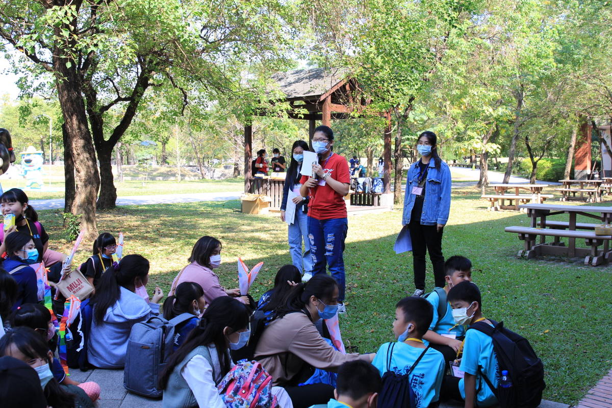 義守大學數位學伴計畫至今已邁入12年，團隊成員伴讀經驗屆屆相傳，與高雄市偏鄉地區的國小建立深厚情誼(資料畫面來源：義守大學提供)。