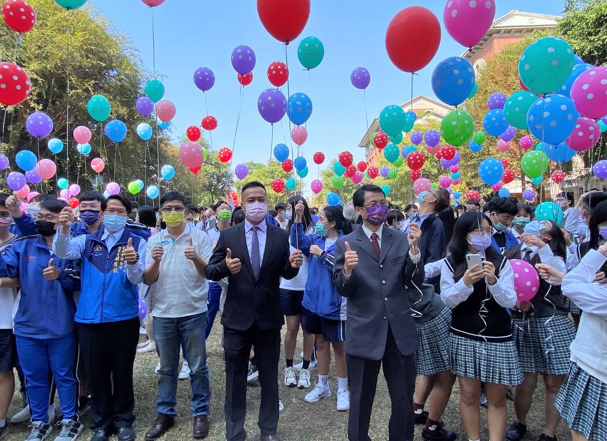 溪湖高中師生一起施放氣球為高三學生祈福(圖片來源：溪湖高中提供)