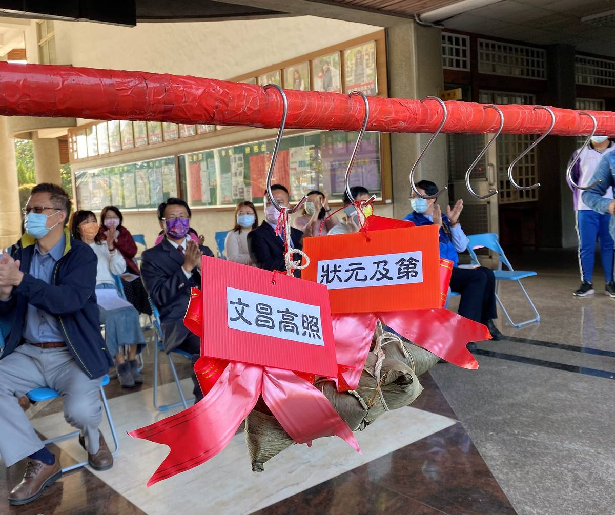 溪湖高中家長會贈送高三學生包子蛋糕和粽子象徵「包高中」(圖片來源：溪湖高中提供)