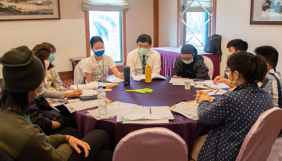 分組討論中，由專家學者陪著各縣市兒少代表一同意見交流。