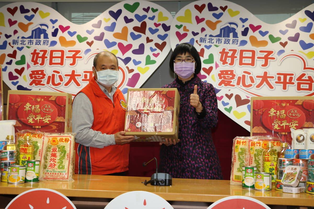 社團法人中華仁道關懷協會理事長何屏東代表捐贈  由張錦麗局長代表受贈
