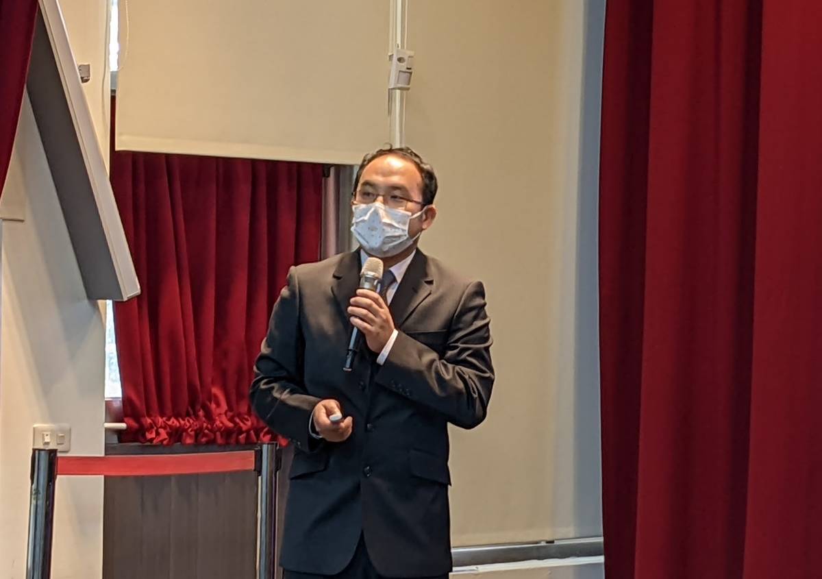 教育局國教科鍾德馨科長說明北市推動實驗教育的歷程和成果