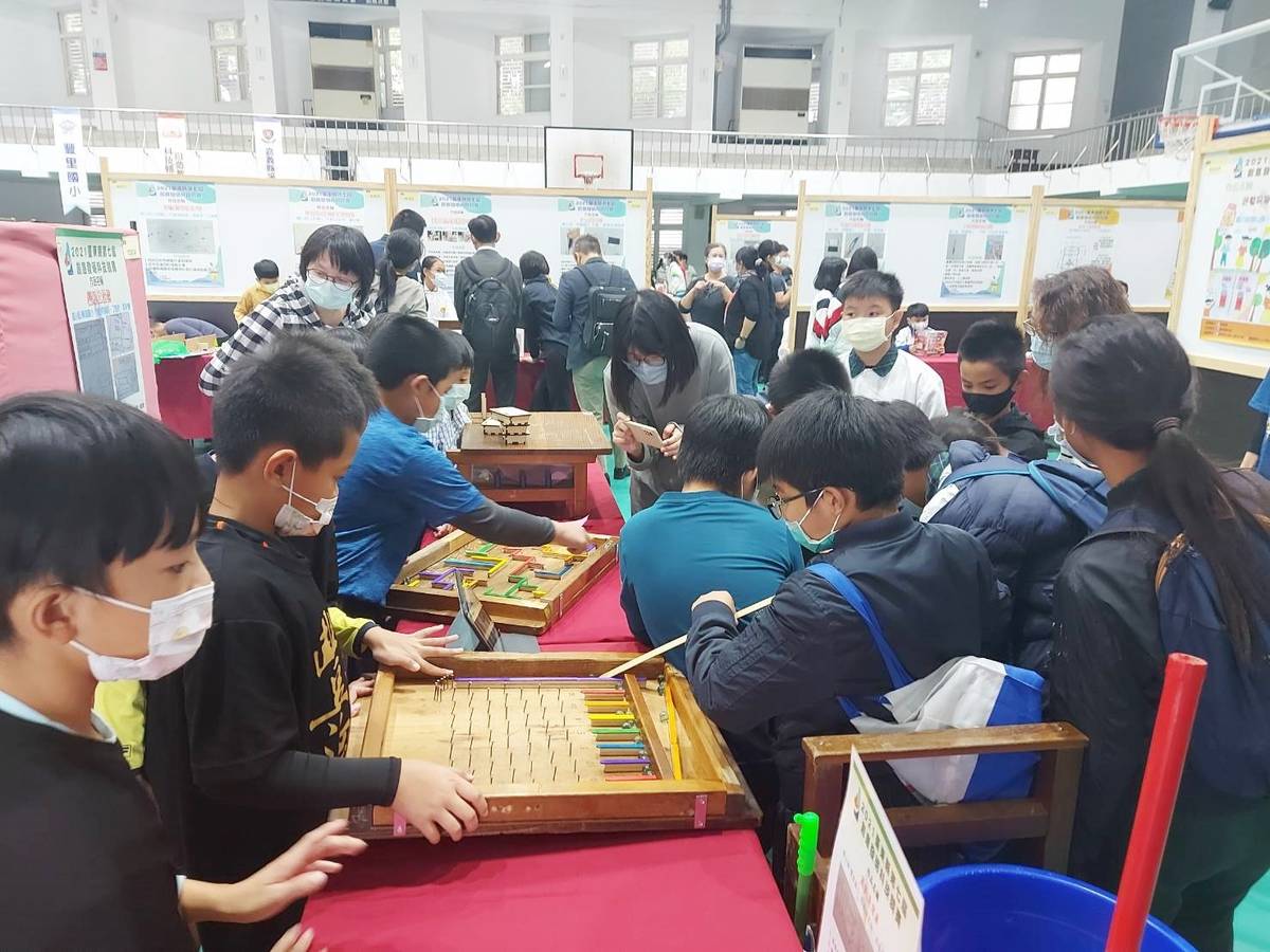 胡嘉祐的作品「懷舊桌遊」成了會場焦點，小朋友紛紛聚集到關山國小的展示攤位，搶先試玩。