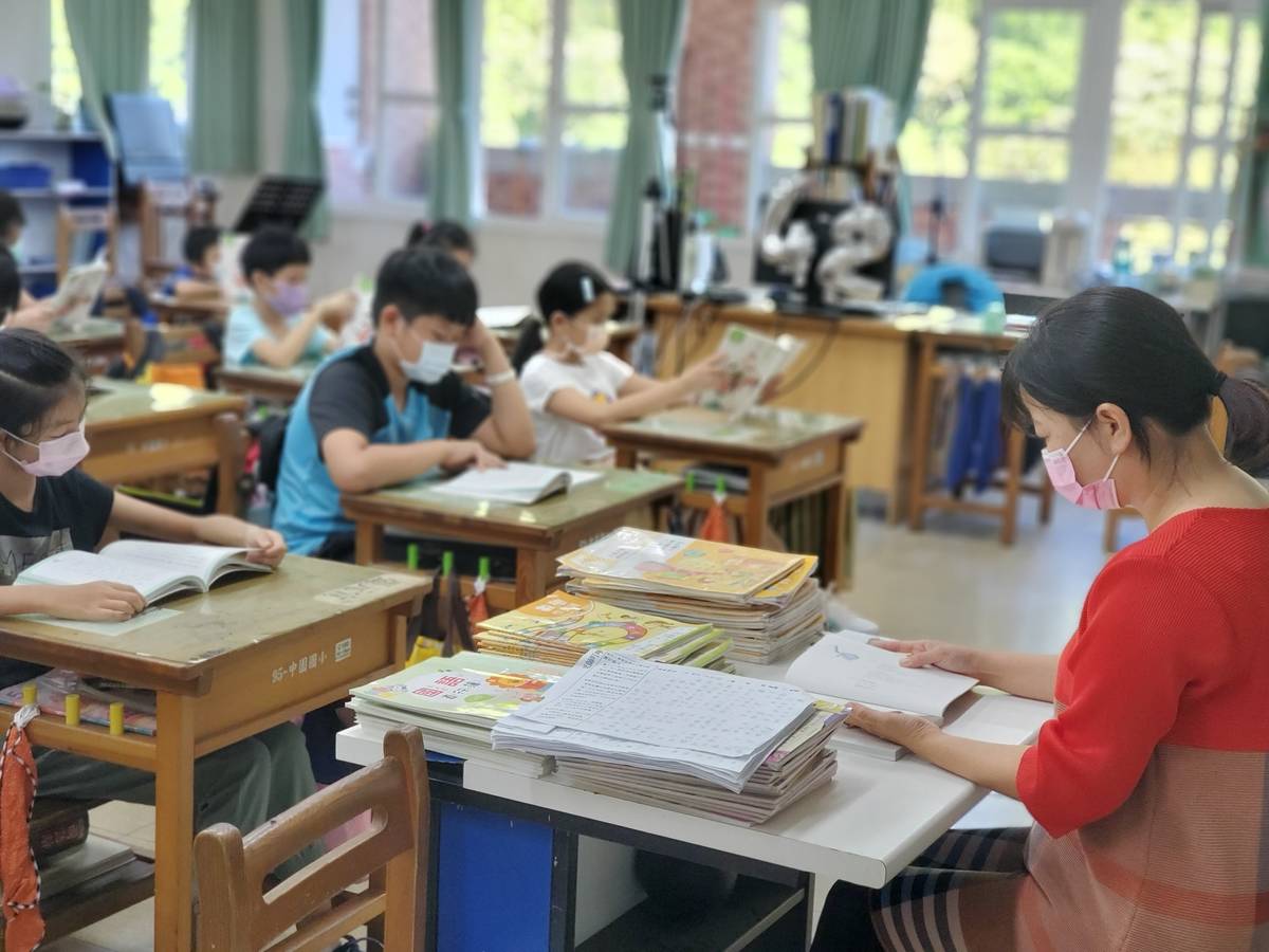 中園國小黃孟慧校長(右)入班與學生共讀聊書，讓學生閱讀之外還能分享心得收穫