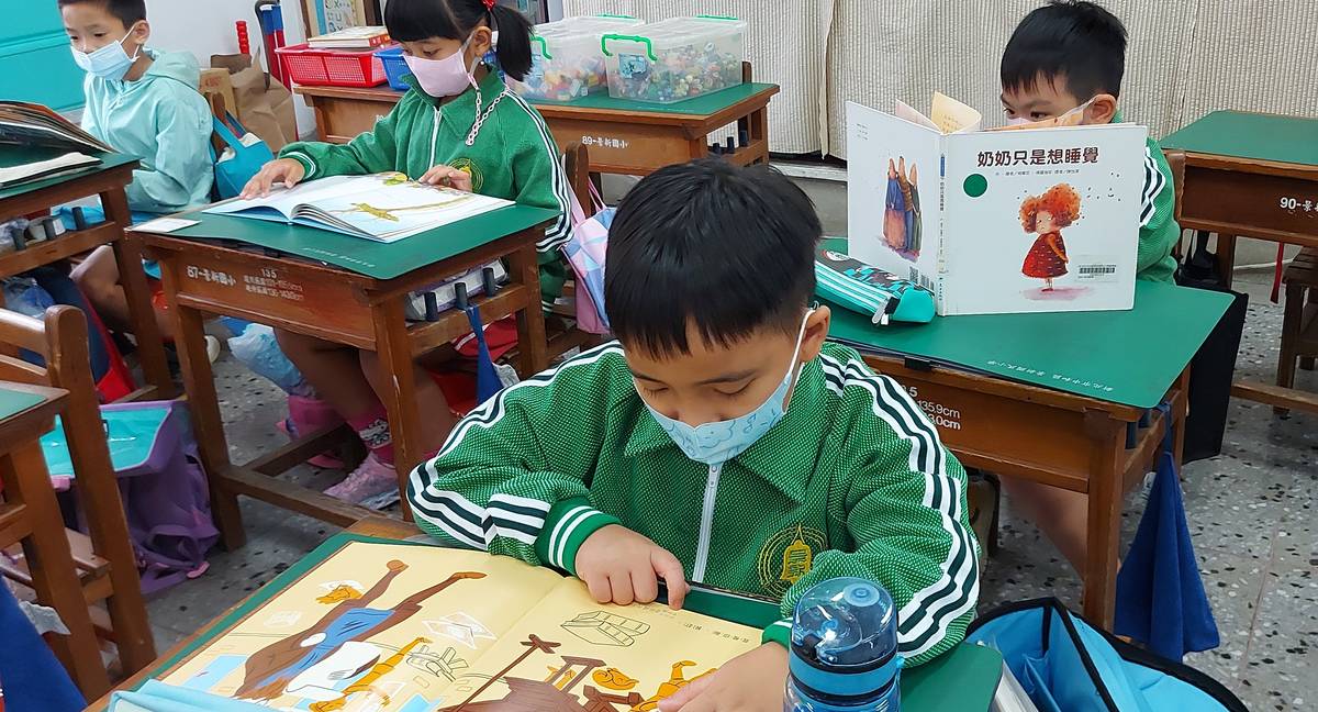 景新國小晨讀時光，孩子們沉浸在安靜讀書的氛圍中