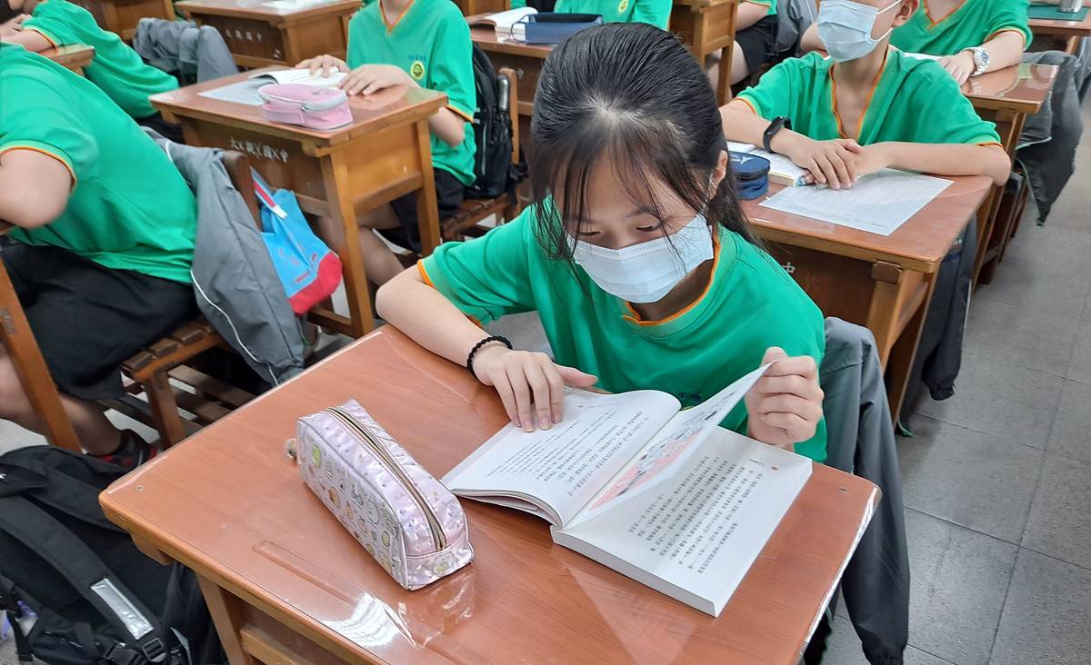 大觀國中由學生錄製的廣播引導語中開啟「晨讀時光」，各班在優美的音樂中共享「悅閱育士」共讀書箱