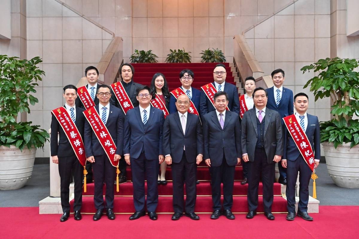 蘇揆接見十大傑出青年，與得獎人合影(行政院提供)