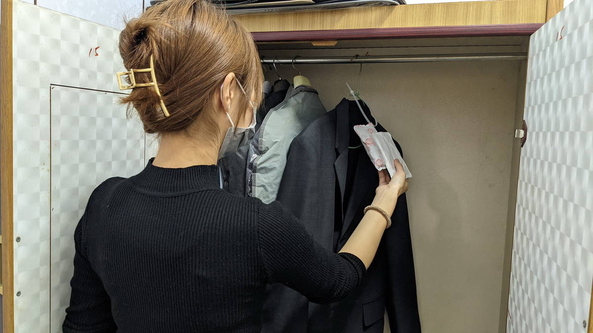 暖暖包成分含有活性碳，具除濕、除臭及保水功能，使用過後也可放在衣櫥或鞋櫃內防潮、助消臭。