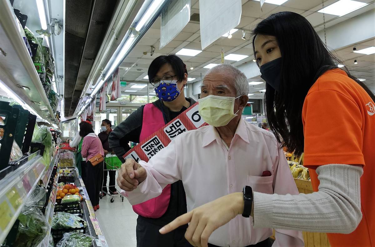 弘道老人福利基金會社工和志工一起陪長輩到超市購物(圖片來源：弘道老人福利基金會提供)