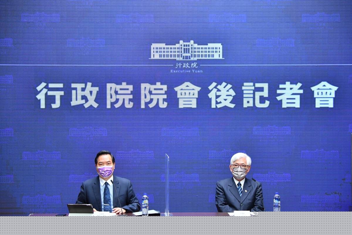 行政院院會會後記者會，行政院發言人羅秉成(左)及中選會主委李進勇說明公投籌辦情形(行政院提供)。