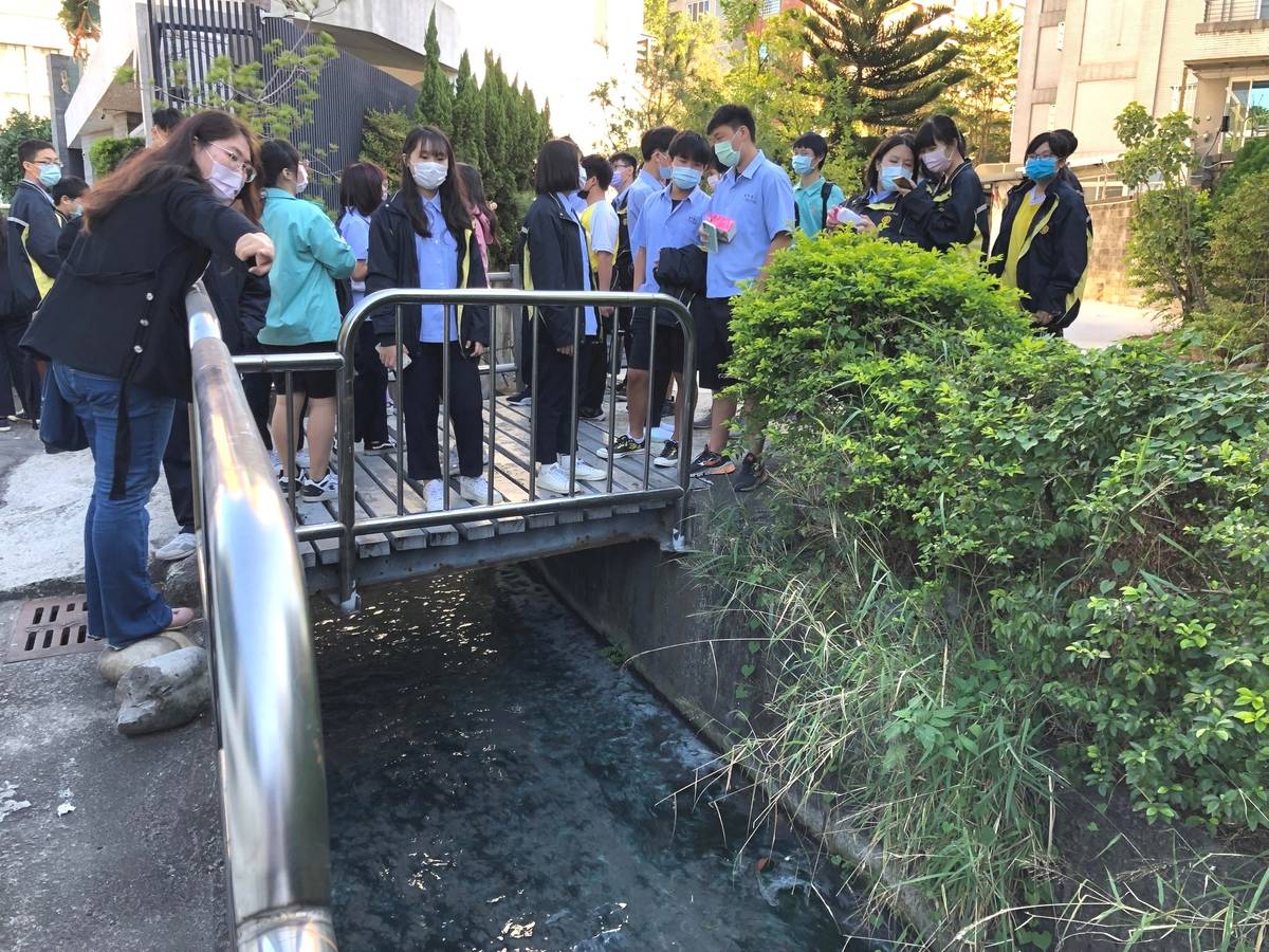 教師帶領學生觀察水圳流向與都市規劃的關係（圖片來源：臺中市文化局）