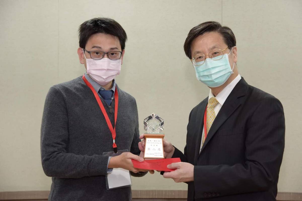 蘇珉一醫師(左)代表臺東馬偕團隊受獎。