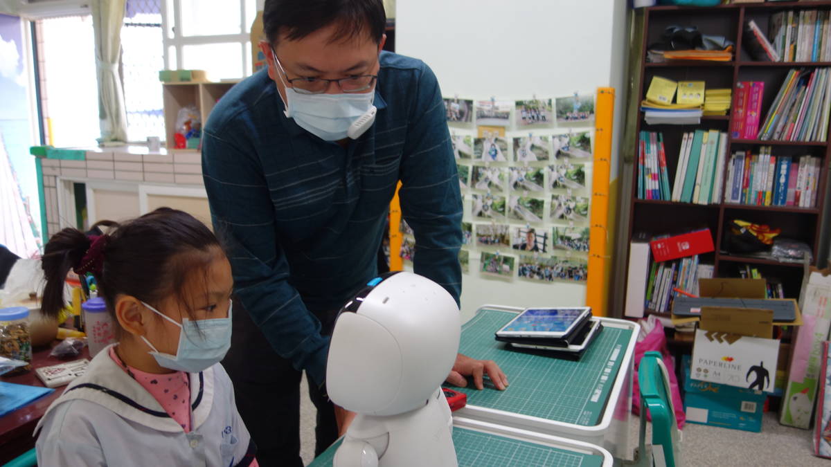 葉志偉老師指導學生使用凱比機器人