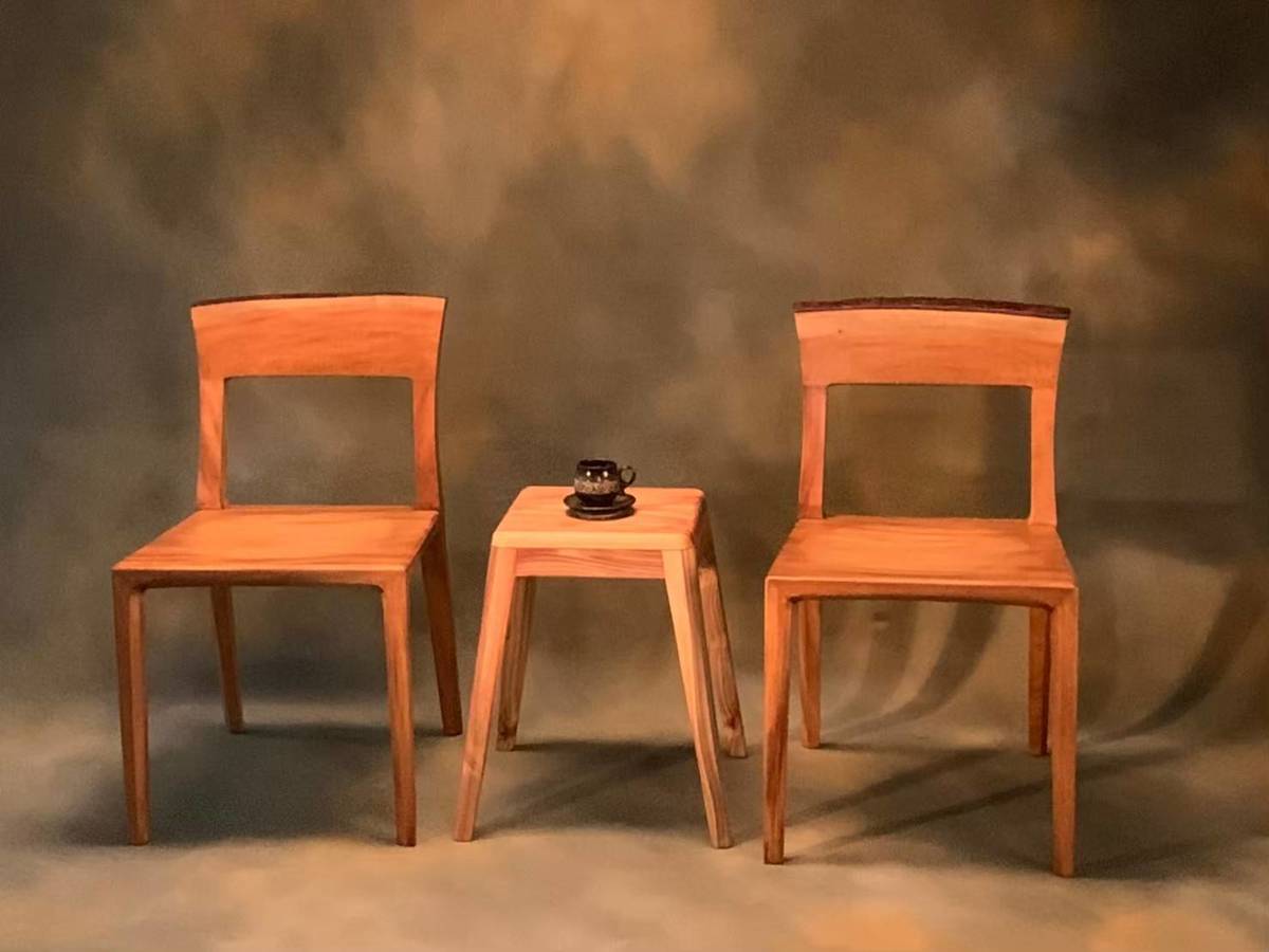 桃喜椅使用國產材大葉桃花心木製成，臺灣杉情方几凳則使用國產材臺灣杉製成，除了可當椅子也可為小茶桌(林務局提供)。