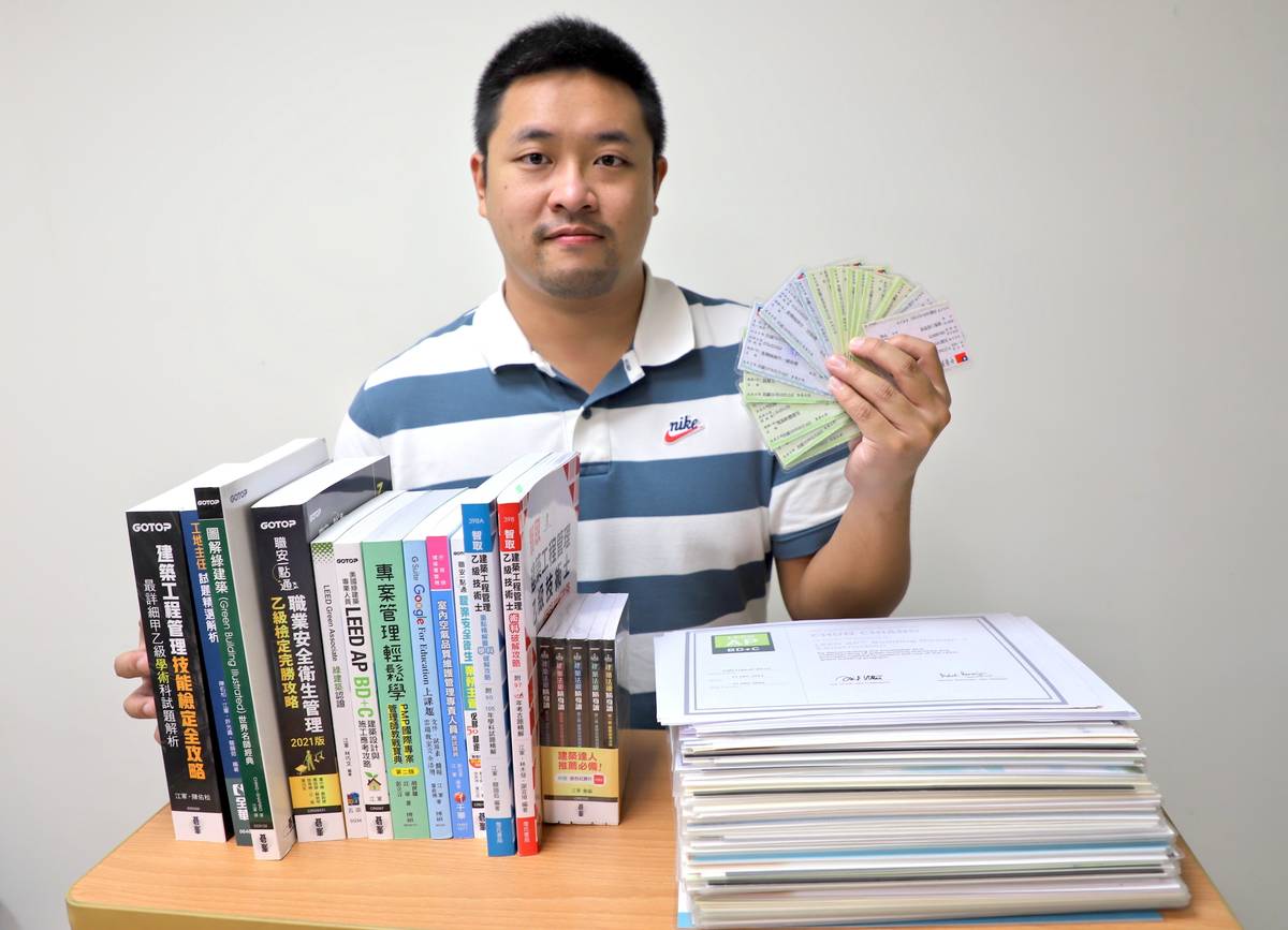 現為臺科大博士班學生的江軍，滿滿的專業證照，從甲級、乙級、丙級證照、國際綠建築證照，滿滿的堆疊出來，還出版了不少建築書籍，豐富的歷練與資歷獲頒技職之光(臺科大提供)