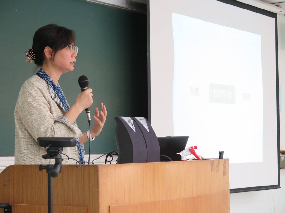 國立臺灣大學許雅惠教授於「觀察與分析：在數位時代中的歷史教學」場次分享數位人文應用於歷史課程的教學經驗(教育部提供)